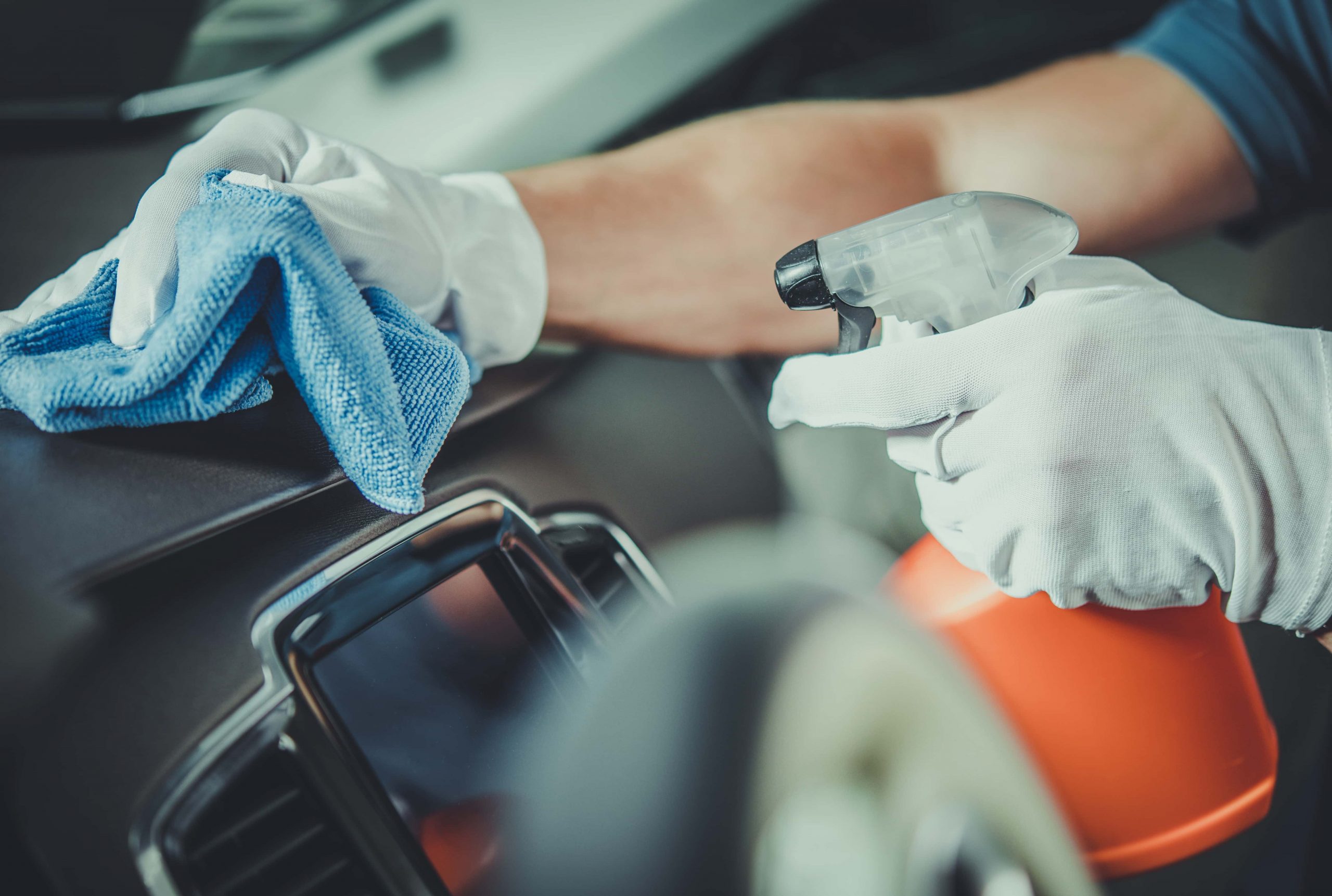 Cómo limpiar y desinfectar adecuadamente el interior de tu coche