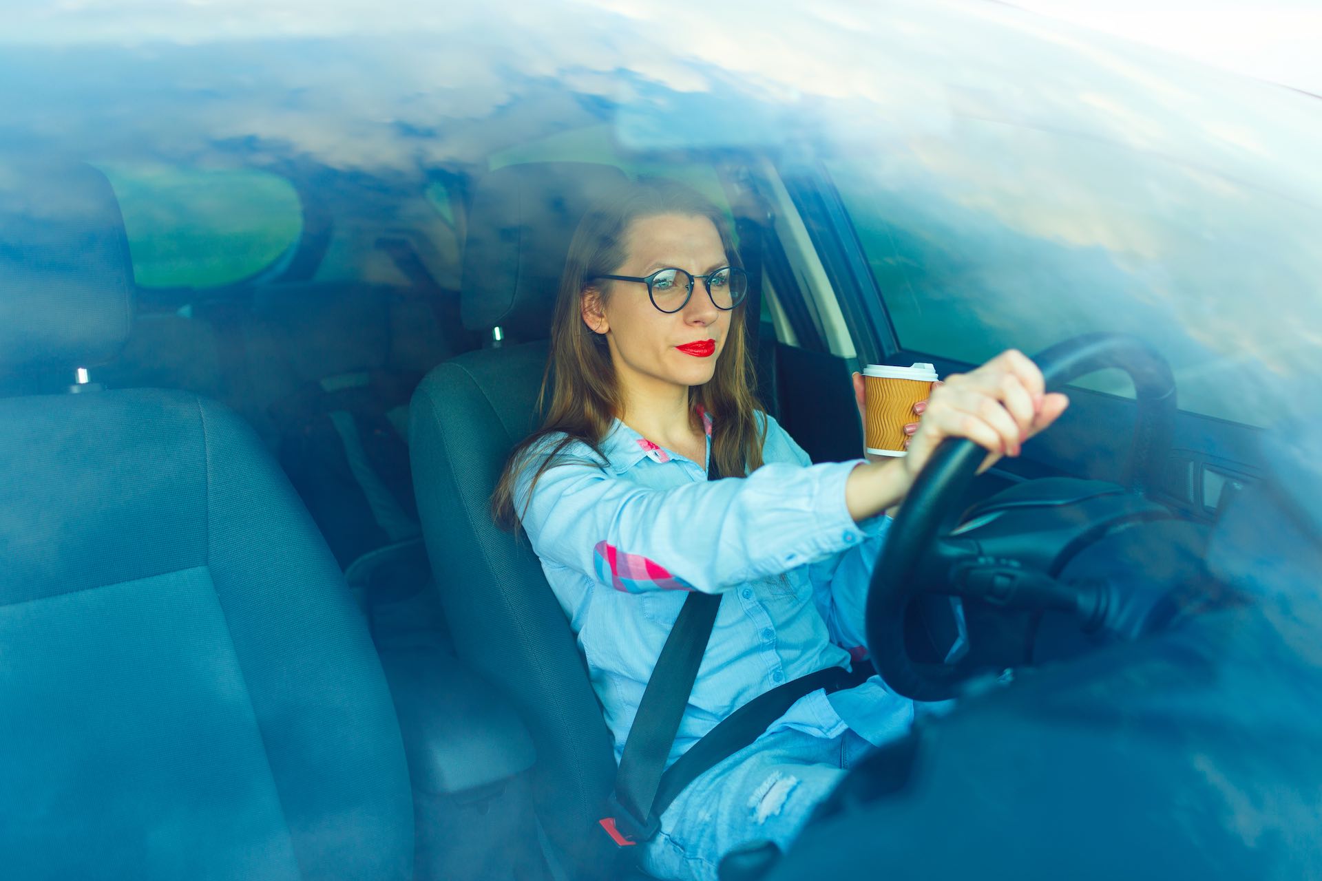 Por qué debo de usar cristales anti-reflectantes cuando conducimos